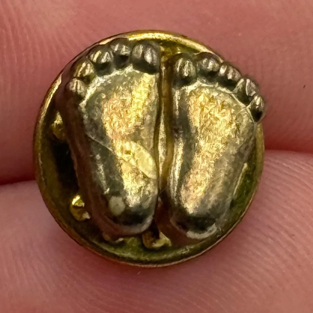 ✨Baby Feet Pin‎ Gold Tone Lapel Pin New Baby Gift Baby Shower Present Vintage